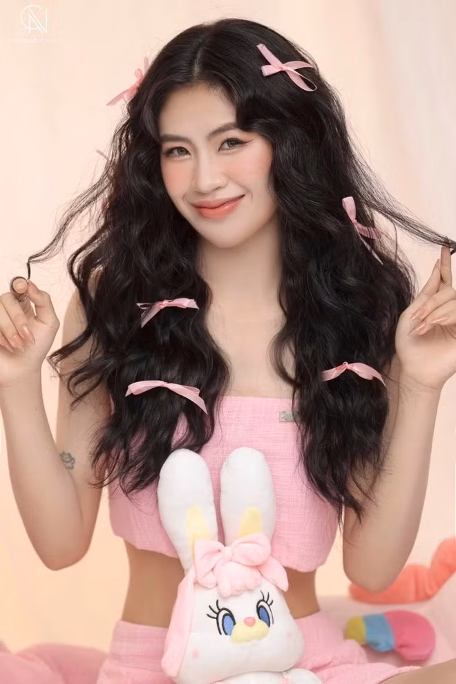 Thi thoảng, khi tham dự một số sự kiện quan trọng, Thanh Nhã cũng khiến người hâm mộ bất ngờ khi diện váy áo vô cùng nữ tính kết hợp với layout make-up nhẹ nhàng, trong trẻo, làm nổi bật đường nét trên gương mặt.