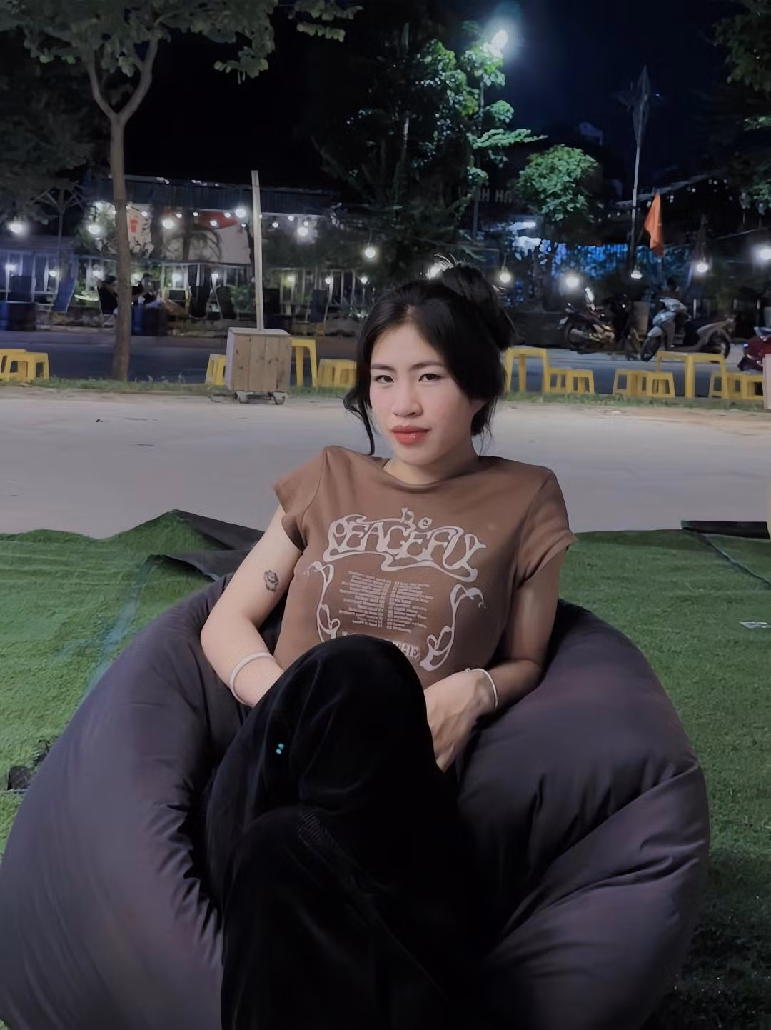 Cũng có lúc, Thanh Nhã gây ấn tượng với tạo hình "cool" ngầu, cá tính, mạnh mẽ. Cô lựa chọn quần jean rách phối cùng áo dệt kim cao cổ và áo jacket khoác bên ngoài, kết hợp đôi boots cho đồng điệu.