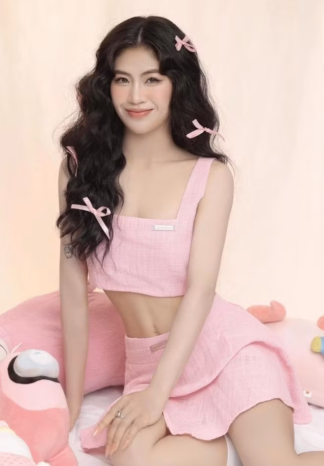 Là một người yêu thể thao nên Thanh Nhã cũng thường xuyên lăng xê phong cách năng động với các basic item như quần ống suống, quần jean phối cùng áo thun, áo croptop, không quên sử dụng thêm sneakers để hoàn thiện outfit.