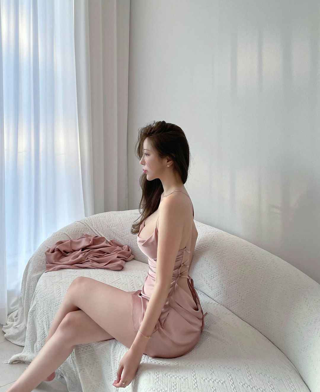 Nhờ sở hữu lượng người hâm mộ đông đảo, các mẫu quần áo thể thao, đồ tập,... luôn trong tình trạng sold out. Từ đó, giúp Choi Somi về nguồn thu nhập không hề nhỏ.