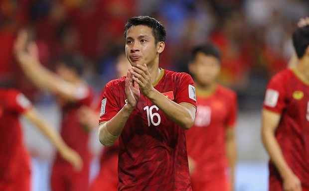 Vài năm qua, Đỗ Hùng Dũng là một trong số ít cầu thủ nổi tiếng, được yêu mến nhất Việt Nam. Song khác với đa số đồng nghiệp ngôi sao, tiền vệ đội tuyển Việt Nam có cuộc sống khá kín tiếng.