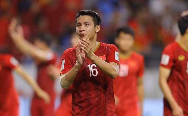 Vài năm qua, Đỗ Hùng Dũng là một trong số ít cầu thủ nổi tiếng, được yêu mến nhất Việt Nam. Song khác với đa số đồng nghiệp ngôi sao, tiền vệ đội tuyển Việt Nam có cuộc sống khá kín tiếng.