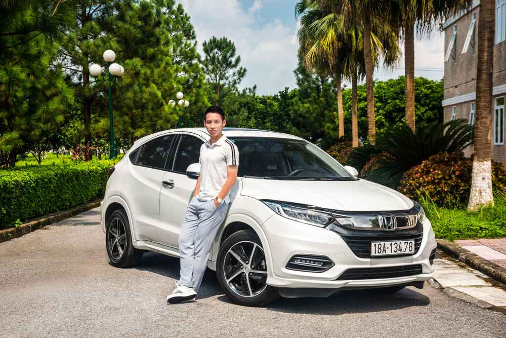 Tới năm 2015, Hùng Dũng bán xe được 300 triệu đồng, rồi thêm tiền mua chiếc City giá 700 triệu đồng.