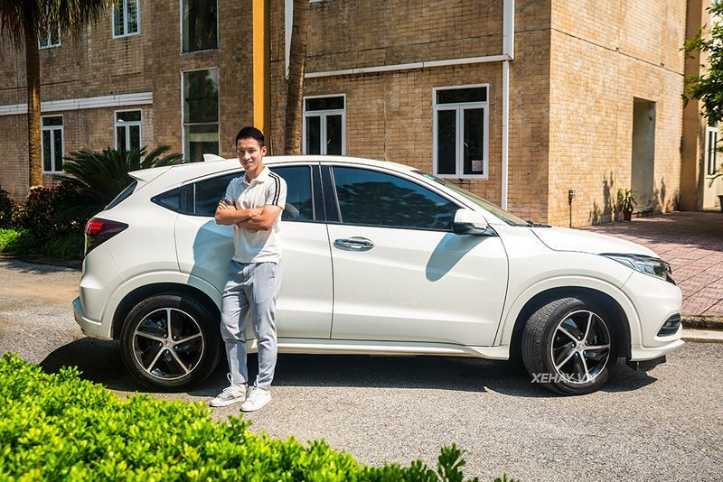 Ở dịp Tết Nguyên Đán cuối năm 2018, Hùng Dũng lại vừa đổi xe lần thứ ba sang chiếc Honda Civic. Anh luôn toan tính kĩ lưỡng khi đổi xe, chú trọng vào giá trị sử dụng của chiếc "xế hộp" chứ không phải thương hiệu hay độ "bóng loáng" của nó.