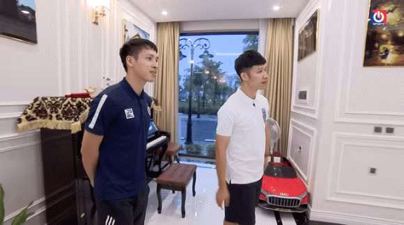 Thay vì dồn tiền để ăn sang, mặc đẹp, diện đồ hiệu xa xỉ, Đỗ Hùng Dũng hướng tới những giá trị bền vững. Điển hình là việc anh bạo chi tới hơn 10 tỷ đồng để mua biệt thự cho bố mẹ cùng gia đình nhỏ của mình sinh sống.