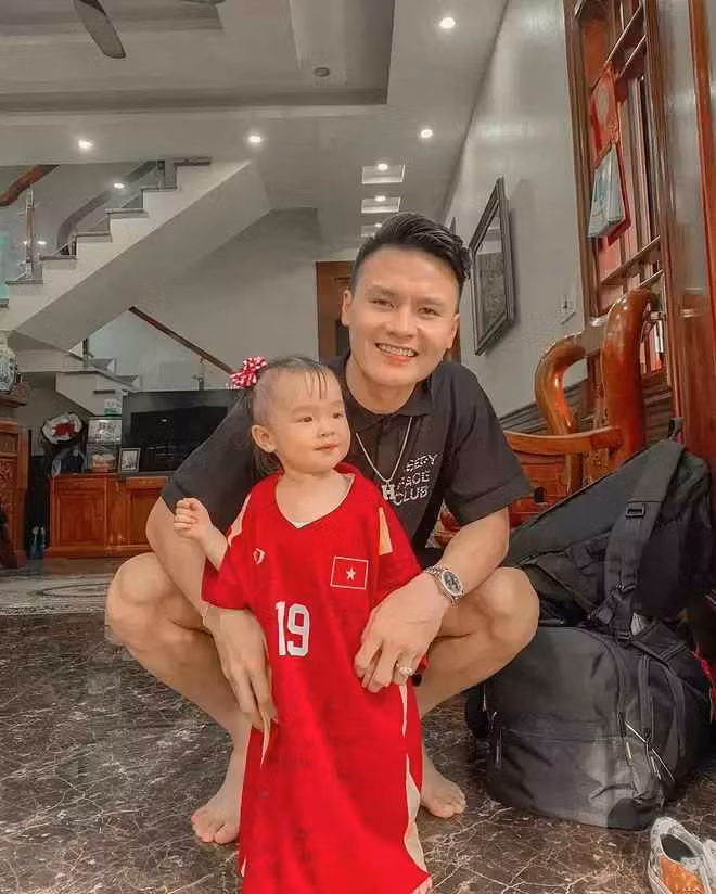 Sushi tên thật An Nhi (con gái của anh trai Quang Hải) không chỉ là cháu ruột mà còn là fan cứng của nam cầu thủ. Cô bé thường xuất hiện trên sân cổ vũ mỗi khi chú thi đấu.