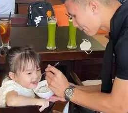 Nhìn hình ảnh Quang Hải bên chăm cháu gái, nhiều người bày tỏ "tan chảy".