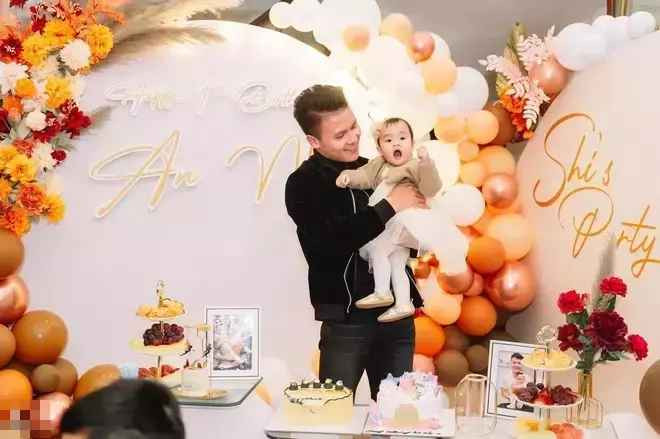 Quang Hải lên máy bay lúc 9h40 ngày 27/6. Anh sẽ quá cảnh ở Frankfurt (Đức) trước khi có mặt tại Pháp. Đặt chân tới đội bóng mới, cầu thủ người Đông Anh sẽ được tiến hành kiểm tra y tế.