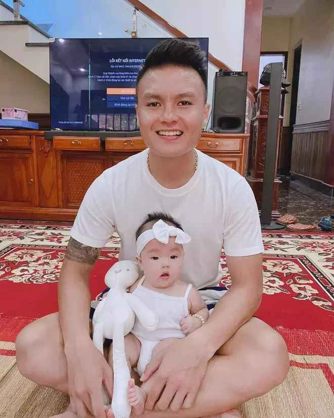 Gia đình Quang Hải mới chỉ có Sushi là cháu nên anh chàng cưng chiều hết mực, thường xuyên cho "lên sóng" trên trang cá nhân.