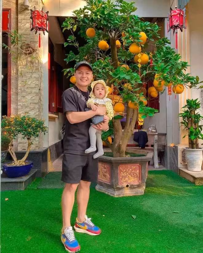 Ngược lại Sushi cũng rất quấn chú, dù nam cầu thủ hay phải thi đấu xa nhà nhưng hễ về là lại bám theo không rời.