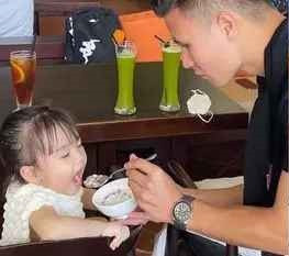 Theo đó, trước khi Quang Hải sang Pháp, anh đã tự mình đút đồ ăn, sửa sang đầu tóc cho cháu gái. Đáp lại, cô bé cũng tỏ ra rất nghe lời, âu yếm người chú của mình.