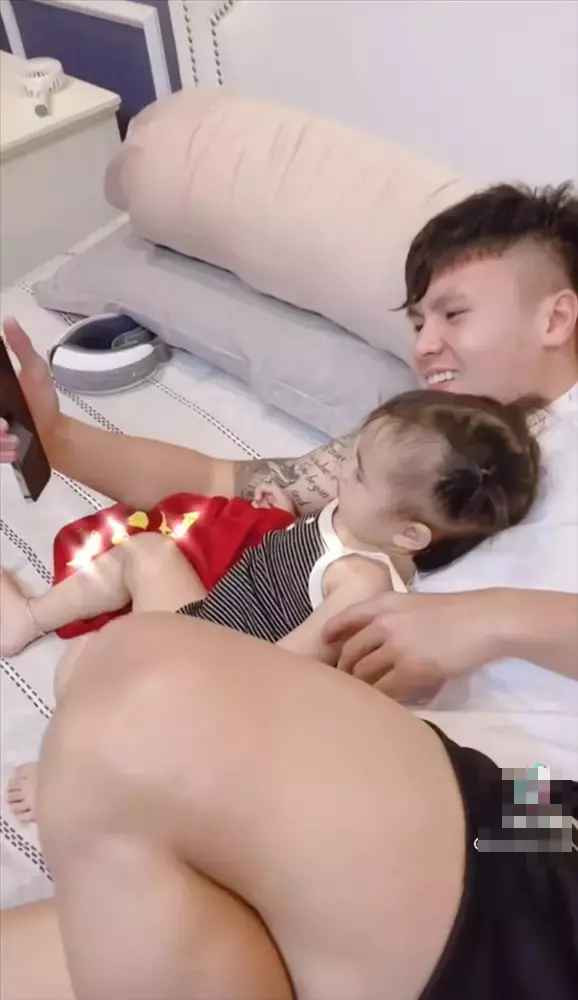 Thậm chí, mọi người còn dự đoán Quang Hải sẽ là ông bố cực đảm đang trong tương lai.