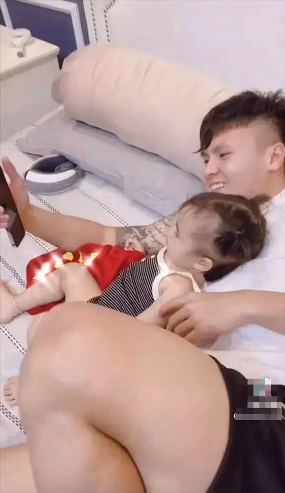 Thậm chí, mọi người còn dự đoán Quang Hải sẽ là ông bố cực đảm đang trong tương lai.