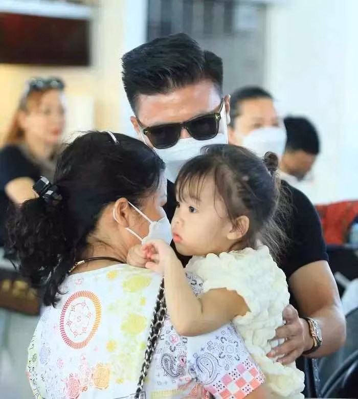 Cư dân mạng dành nhiều lời khen cho nam cầu thủ: "Bên ngoài giỏi đá bóng, về nhà giỏi trông cháu", "Chú nhà người ta",...