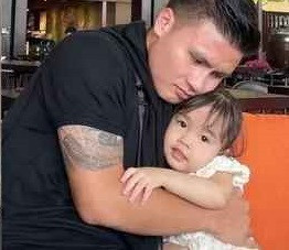 Trên các diễn đàn, cư dân mạng mới đây tích cực chia sẻ hình ảnh Nguyễn Quang Hải bịn rịn, tranh thủ khoảng thời gian chờ lên máy bay để chăm sóc, cưng nựng cháu gái.