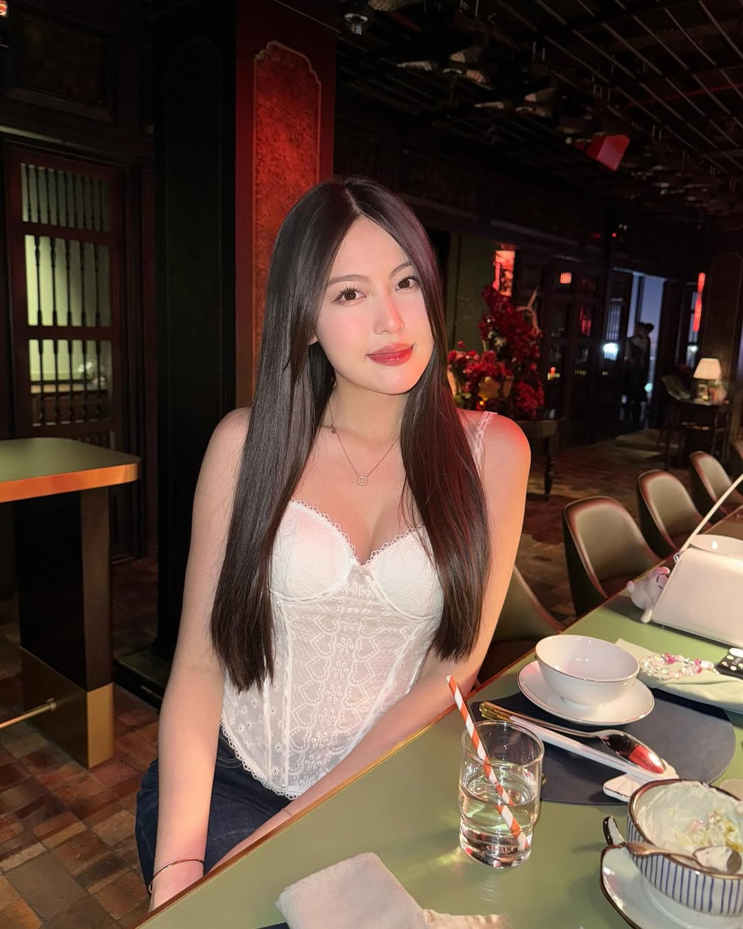 Dù chẳng hở hang, khiêu gợi nhưng Tăng Mỹ Hàn vẫn tạo nên sức hút bằng nhan sắc tuyệt đẹp của mình.