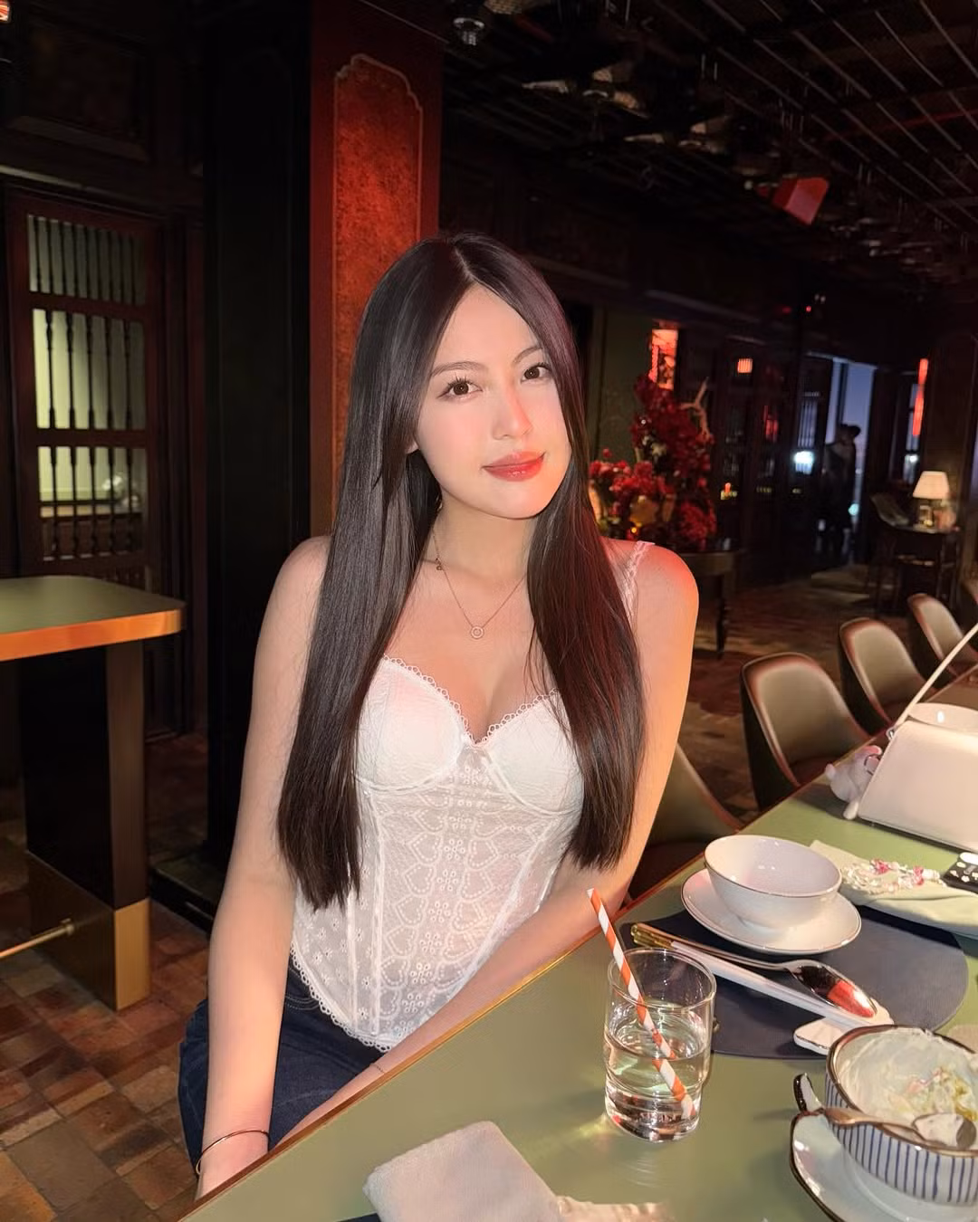 Dù chẳng hở hang, khiêu gợi nhưng Tăng Mỹ Hàn vẫn tạo nên sức hút bằng nhan sắc tuyệt đẹp của mình.