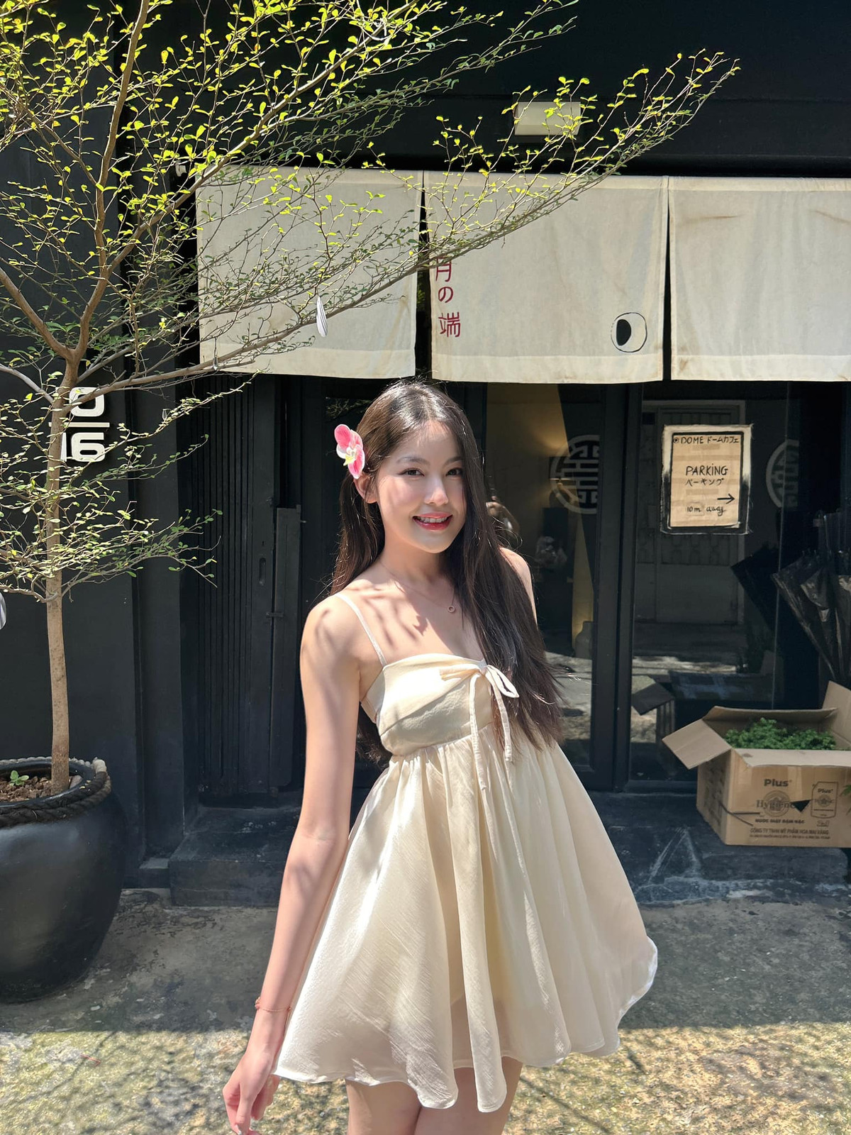 Hot girl sinh năm 2003 giữ cuộc sống kín đáo, ít khi chia sẻ về đời tư và thường xuyên tận hưởng các chuyến du lịch xa hoa cùng bạn bè. Cô là tín đồ của các thương hiệu thời trang cao cấp và các món đồ xa xỉ.