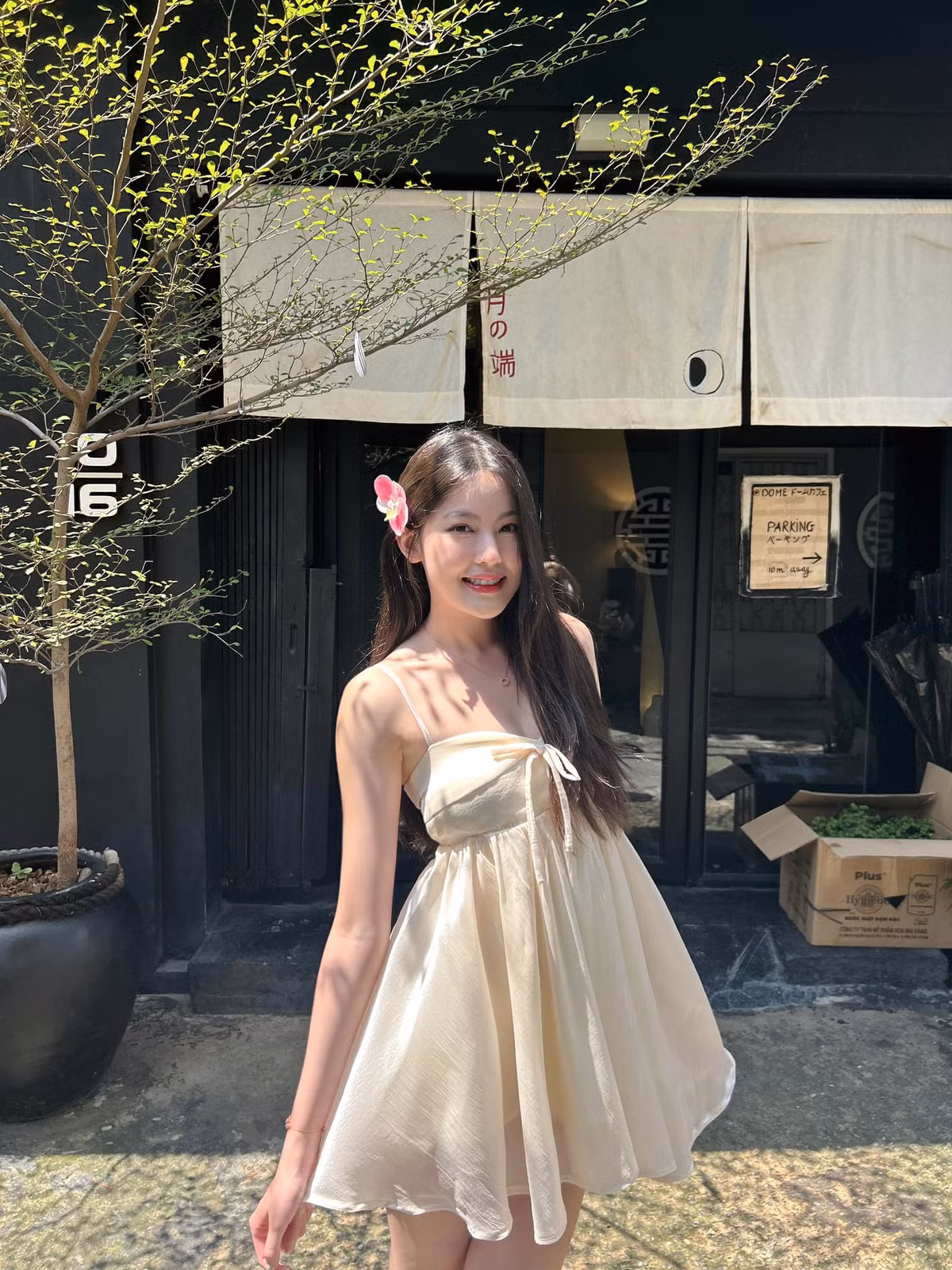 Hot girl sinh năm 2003 giữ cuộc sống kín đáo, ít khi chia sẻ về đời tư và thường xuyên tận hưởng các chuyến du lịch xa hoa cùng bạn bè. Cô là tín đồ của các thương hiệu thời trang cao cấp và các món đồ xa xỉ.