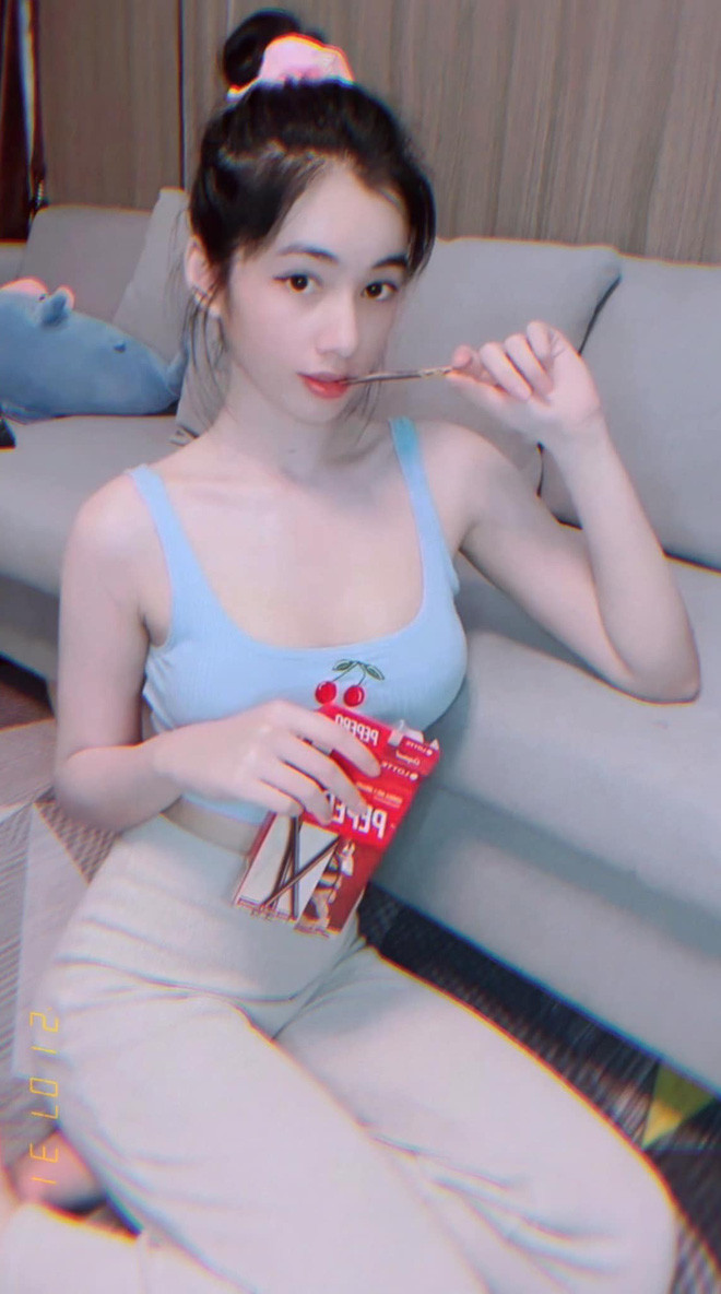 Chưa hết, nhờ chiếc áo 2 dây croptop ôm sát thân hình, Cẩm Đan còn khoe trọn được vòng 1 lấp ló gợi cảm cùng chiếc eo con kiến khiến netizen đều không thể rời mắt.