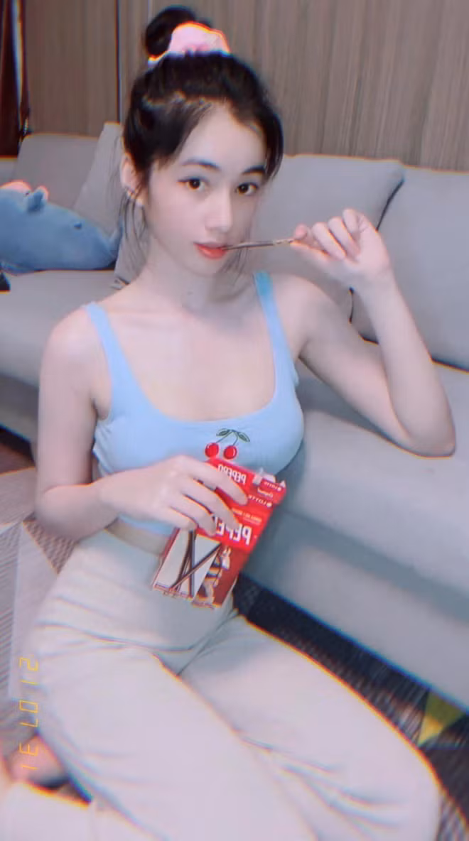 Chưa hết, nhờ chiếc áo 2 dây croptop ôm sát thân hình, Cẩm Đan còn khoe trọn được vòng 1 lấp ló gợi cảm cùng chiếc eo con kiến khiến netizen đều không thể rời mắt.