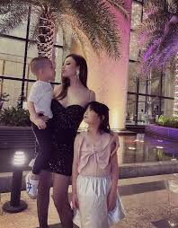 Cùng năm, Huyền Baby sinh con gái đầu lòng - bé Củ Cải. Từ đó hot mom cũng dừng hẳn mọi hoạt động nghệ thuật, tập trung vào chăm lo cho tổ ẩm và sự nghiệp riêng.