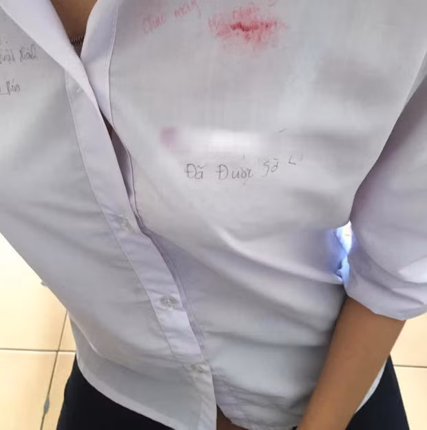 Hành động viết lưu bút vào vị trí "nhạy cảm" với nội dung phản cảm của học sinh trên khiến nhiều người không khỏi giật mình trước một nét đẹp ngày chia tay mái trường trên áo học trò bị đem ra trêu đùa như vậy.