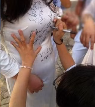 Hiện chưa rõ hành động viết dòng lưu bút trên được thực hiện ra sao nhưng thiết nghĩ việc để bạn bè viết vào vị trí nhạy cảm với dòng chữ phản cảm như vậy cũng không nên.