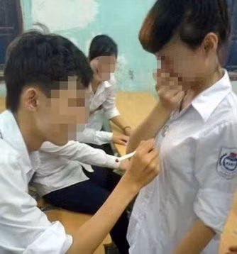 Theo giải thích của một số dân mạng, nếu nhìn các dòng chữ được viết khá đều màu cũng như tròn vành nên khả năng cao là nữ sinh trong lớp xếp áo lên rồi để cho một người ký.