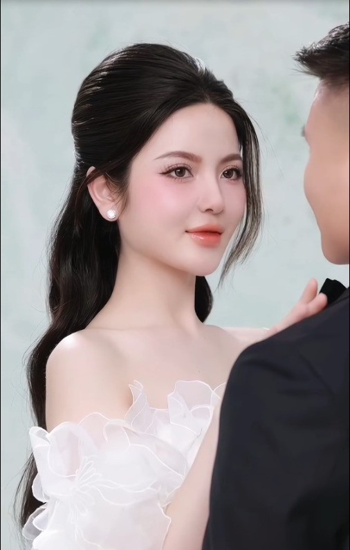 Khi Quang Hải chuẩn bị lên đường đi tập trung đội tuyển, nàng WAG Chu Thanh Huyền ở nhà đã nóng lòng tung ra những hình ảnh hậu trường khi cặp đôi đi chụp ảnh cưới trước đó.