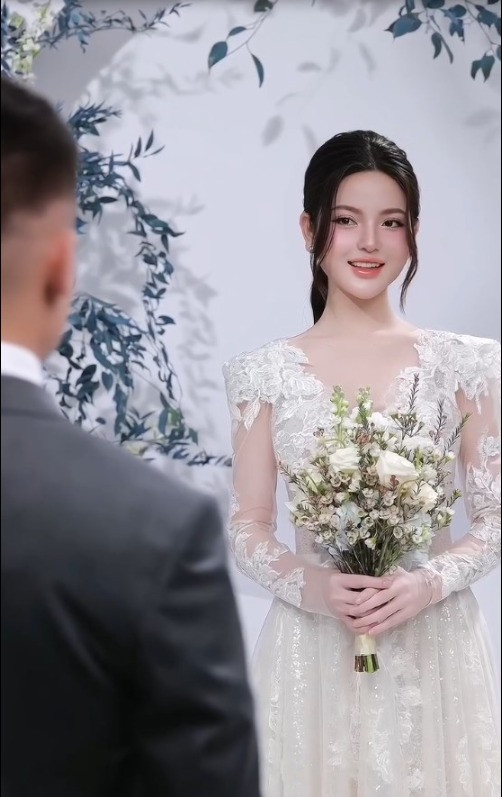 Đặc biệt, thay vì chỉ đăng khoảnh khắc riêng mình như nhiều lần trước đó, hôm nay, hot girl Sơn Tây đã để chú rể Quang Hải lộ diện trong video đi chụp ảnh cưới.