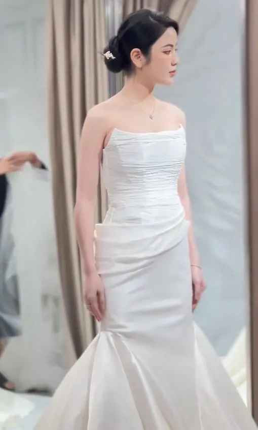 Cặp đôi chỉ chính thức thông báo chuyện tình cảm trước truyền thông và công chúng vào ngày Quang Hải cùng gia đình đem lễ vật tới dạm ngõ nhà Chu Thanh Huyền.