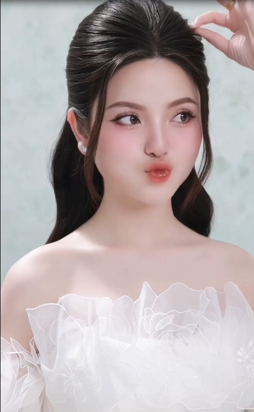 Chu Thanh Huyền khoe nhan sắc xinh đẹp, sắc sảo trong nhiều kiểu dáng váy cưới, nhận về nhiều lời khen.