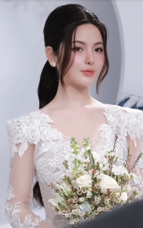 Cặp đôi tạo dáng tình tứ bên nhau, Quang Hải nở nụ cười say đắm nhìn bà xã xinh đẹp. Chu Thanh Huyền đặt tay lên vai chàng tình bể bình.