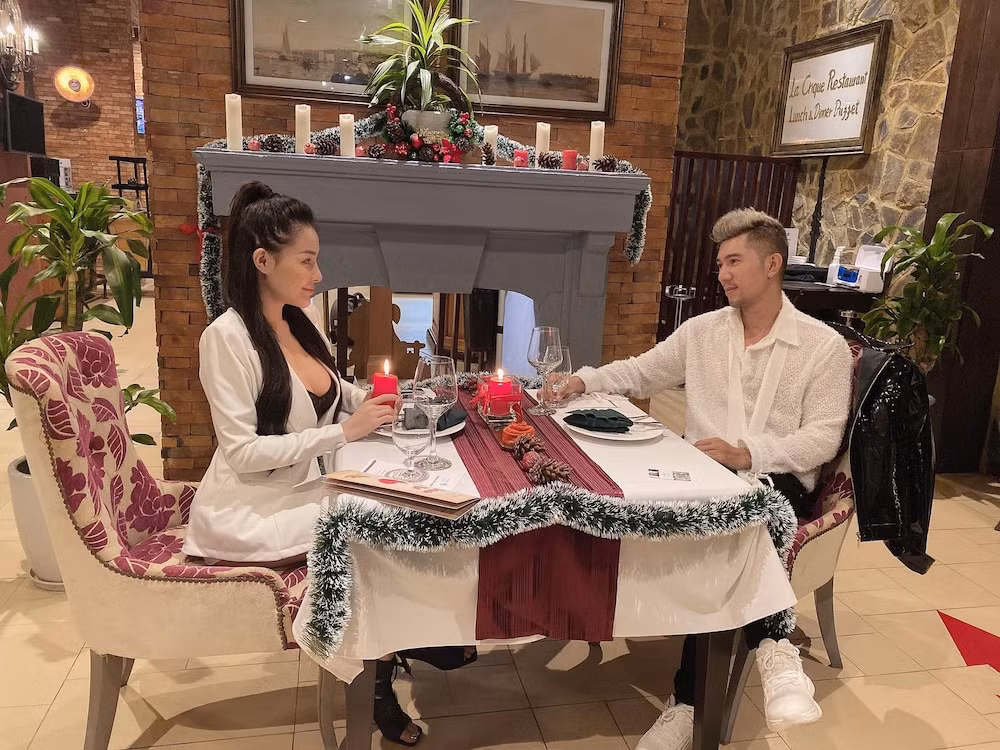 Dù vướng không ít thị phi nhưng Ngân 98 và Lương Bằng Quang vẫn luôn nhận được không ít sự quan tâm từ cộng đồng mạng. Cặp đôi trên thường xuyên tạo "chiêu trò" nhằm thu hút sự chú ý của nhiều người, trong đó phải kể đến việc khoe ngoại hình nóng bỏng và những phát ngôn gây sốc.