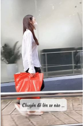 CĐM cũng phát hiện cứ mỗi khi xuất hiện cùng nhau thì cả chàng Youtuber và nàng hậu đều mang phong cách đời thường, giản dị và gần gũi, thậm chí Thùy Tiên còn để mặt mộc.