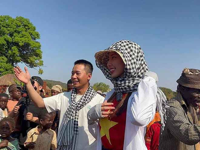 Quang Linh và Thùy Tiên từng khá thoải mái và "chịu khó" tương tác cùng nhau.