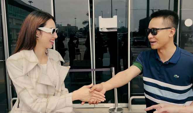 Trong chuyến xe đi thiện nguyện tại Hà Giang lần này, dân tình để ý được một chi tiết cho thấy cả hai đều ngại ngùng và "né" ống kính của team.