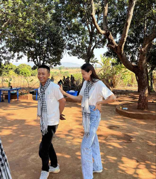 Không ít người đưa ra suy đoán, vì được đẩy thuyền mạnh mẽ quá nên Linh và Tiên phải "tém tém" lại. Quang Linh thì cười ngại, cả hai cũng giữ khoảng cách xa nhau và không có mấy tương tác.