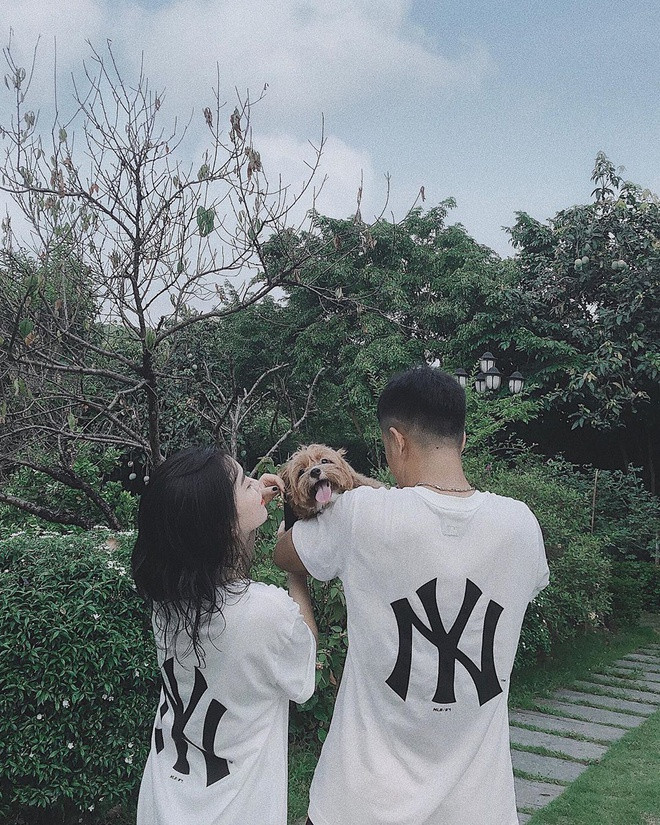 Nói về chuyện tình cảm giữa Hà Trang và Đức Chinh, trong quá khứ, cô bạn chưa từng đăng ảnh rõ mặt bạn trai và được khen ngợi vì cách bày tỏ tình cảm kín đáo, không ồn ào trên mạng xã hội. Trước đó, dịp Tết Nguyên đán 2019, tấm ảnh Hà Trang về ra mắt gia đình Đức Chinh xuất hiện trên mạng xã hội và được chia sẻ rộng rãi.