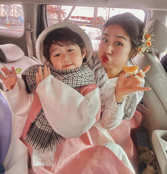 Trước đây, khi còn là sinh viên, Trang Lou thường xuyên đi vẽ tường để kiếm thêm thu nhập. Hiện tại, 9X là chủ cửa hàng thời trang và đồ decor tự thiết kế.