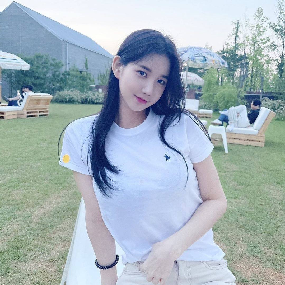 Không chỉ thế, gái xinh 9X này còn sở hữu lượng fan đông đảo trên trang cá nhân và thường xuyên "chiêu đãi" người hâm mộ những hình ảnh diện trang phục gợi cảm và nhận được nhiều lượt yêu thích của cư dân mạng.