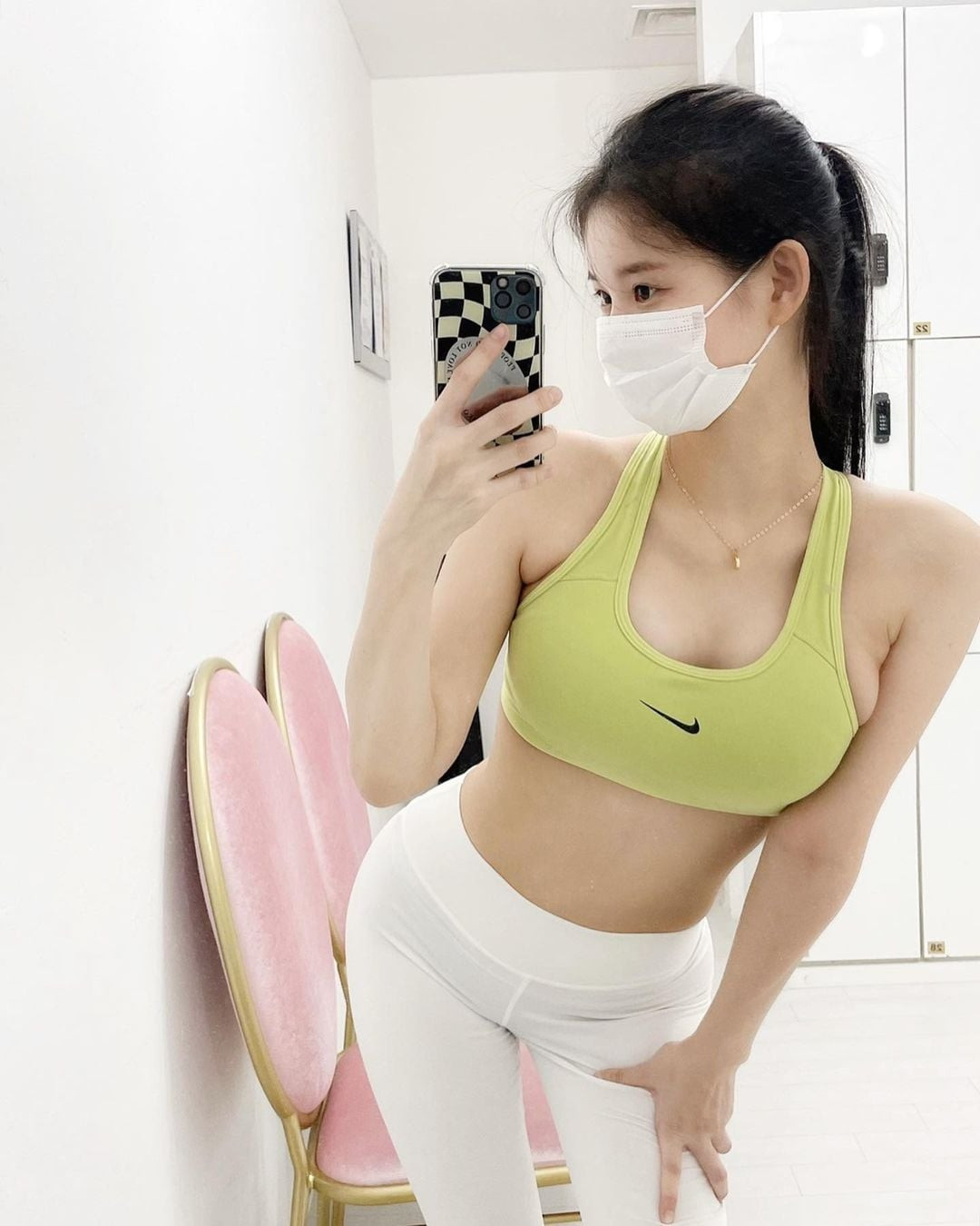 Ở ngoài đời, hot girl xứ Hàn này gây ấn tượng bởi nhan sắc xinh đẹp, gu thời trang bốc lửa, khai thác triệt để đường cong nữ tính.