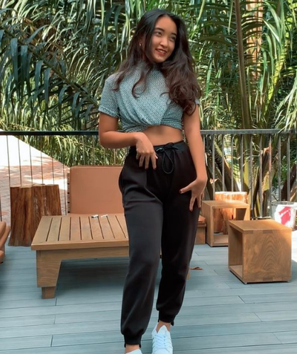 Ấn tượng nhất trong đoạn clip của Thạch Thảo đó là những bức hình bikini khoe trọn body xịn xò với vòng 3 đầy đặn, vòng 2 phẳng lì và làn da rám nắng.