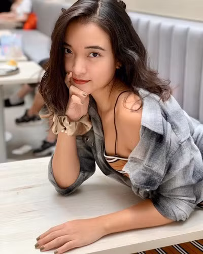 Phạm Thạch Thảo, sinh năm 1996 được biết đến là " hot girl phố cổ" nổi đình đám trên MXH thời gian gần đây.