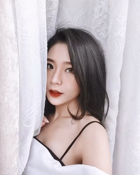 Tuy nhiên, cũng có lúc Thanh Huyền trở lại là girl crush mạnh mẽ, cá tính. Biến hóa đa phong cách mà phong cách nào cũng đẹp hết nước chấm thế này thì đúng là hiếm người có được.