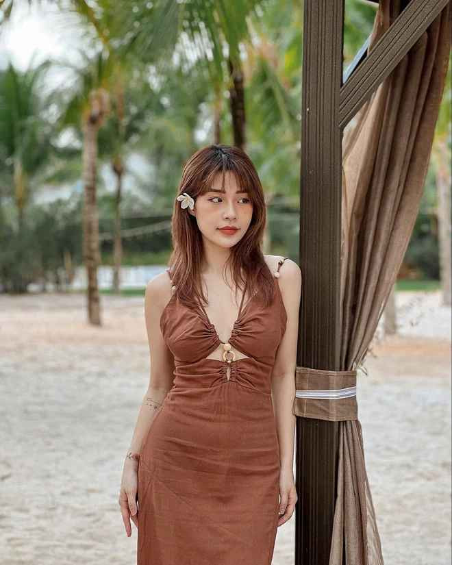 Mỗi lần đi du lịch, Thanh Huyền luôn "tổng tấn công" cõi mạng bằng cả series ảnh khoe dáng với bikini đủ kiểu, đủ màu. Điểm chung là dù mặc style gì, vợ Rhymastic vẫn cực "cháy", cực "bốc".