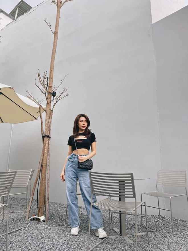 Bà xã Rhymastic luôn được nhiều người chú ý bởi "giao diện" đẹp chuẩn chỉnh cho dù đang diện trang phục thiếu vải hay là đồ đi chơi thoải mái.