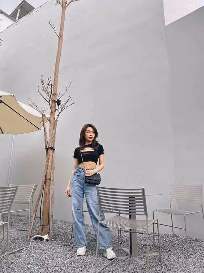 Bà xã Rhymastic luôn được nhiều người chú ý bởi "giao diện" đẹp chuẩn chỉnh cho dù đang diện trang phục thiếu vải hay là đồ đi chơi thoải mái.