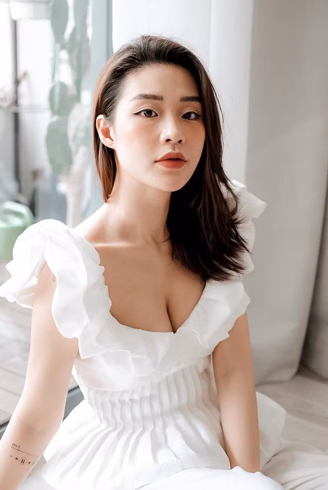 Tò mò hỏi sao anh Rhymastic giữ và cưng chiều vợ đến thế thì cứ nhìn "chị nhà" nóng bỏng thu hút thế này là biết liền.